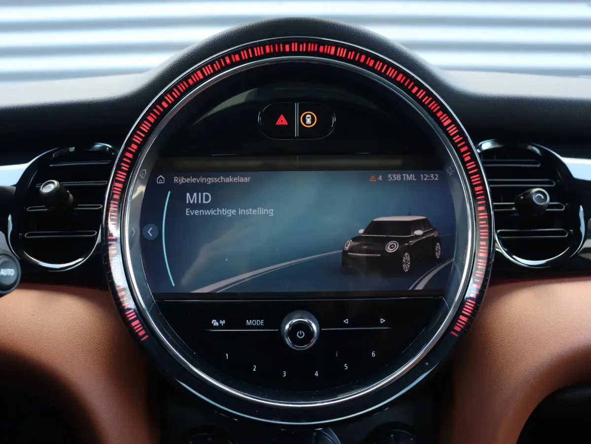 Cooper | Camden Edition + Panodak + Apple Carplay + Sportstoelen + Camera + Comfort Access + LED + Verwarmd Stuurwiel + 17'' LMV