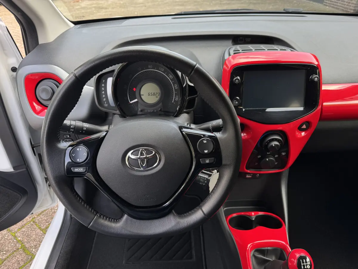 1.0 VVT-i X 5drs Camera Carplay