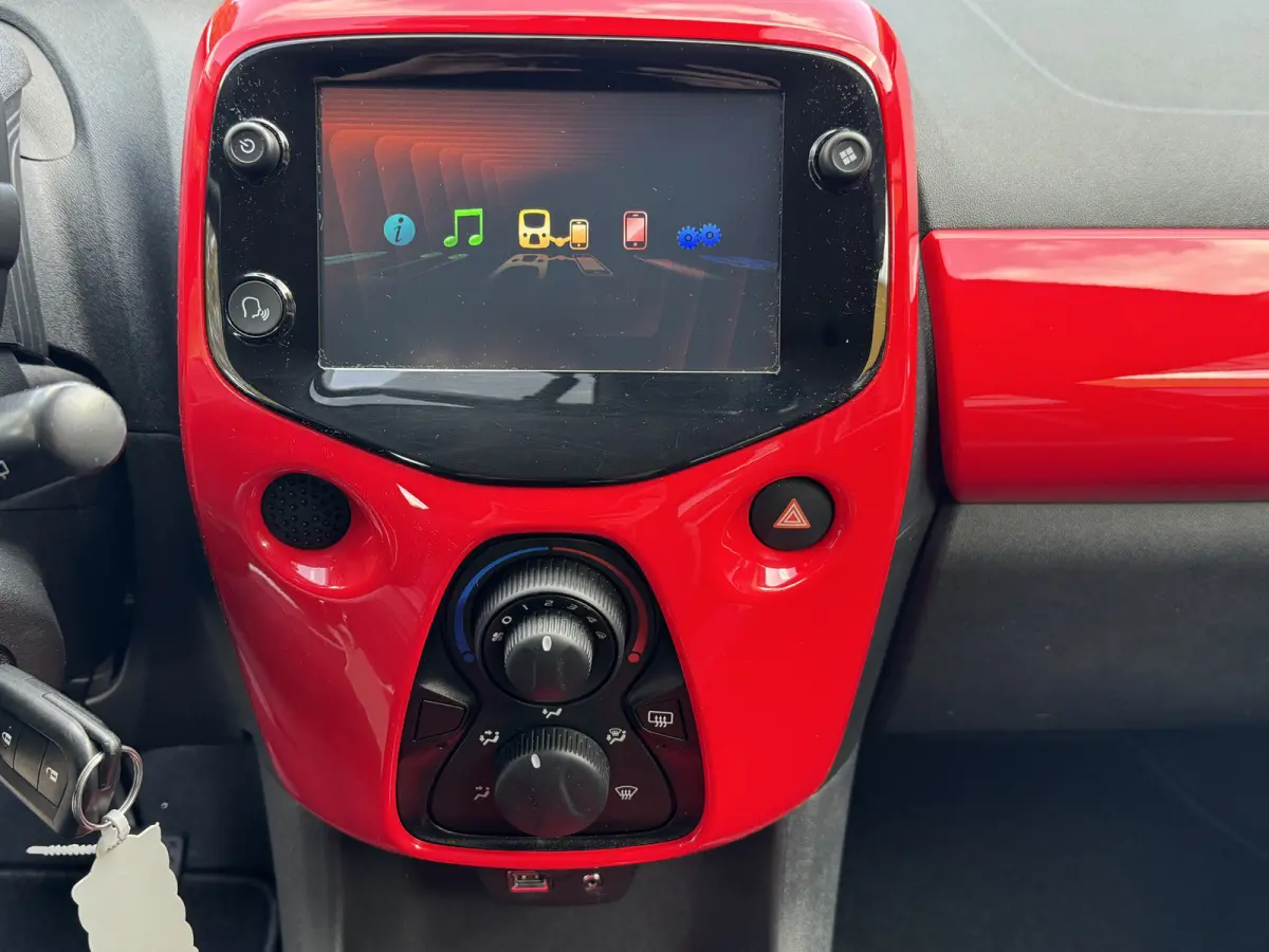 1.0 VVT-i X 5drs Camera Carplay
