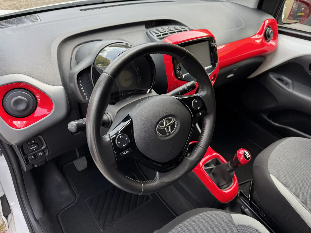 1.0 VVT-i X 5drs Camera Carplay