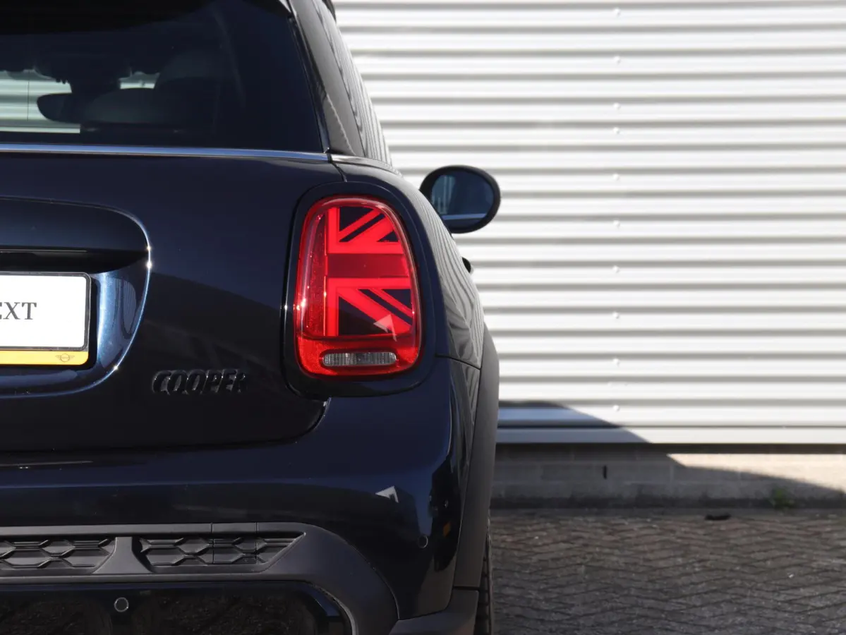 Cooper | Rockingham GT + John Cooper Works Pakket + Panodak + Sportstoelen + Apple Carplay + Adaptief Onderstel + Verwarmbare Voorstoelen + 18'' LMV
