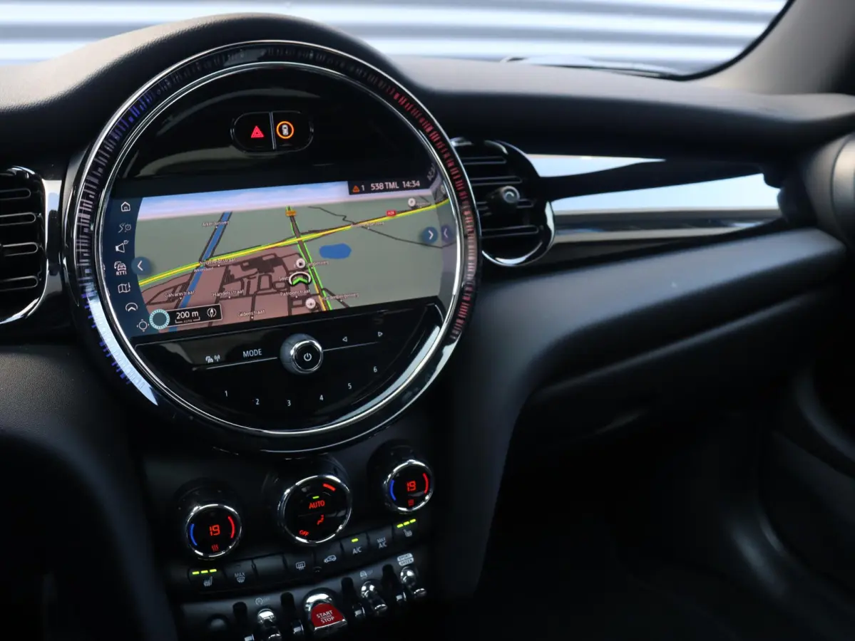 Cooper | Rockingham GT + John Cooper Works Pakket + Panodak + Sportstoelen + Apple Carplay + Adaptief Onderstel + Verwarmbare Voorstoelen + 18'' LMV