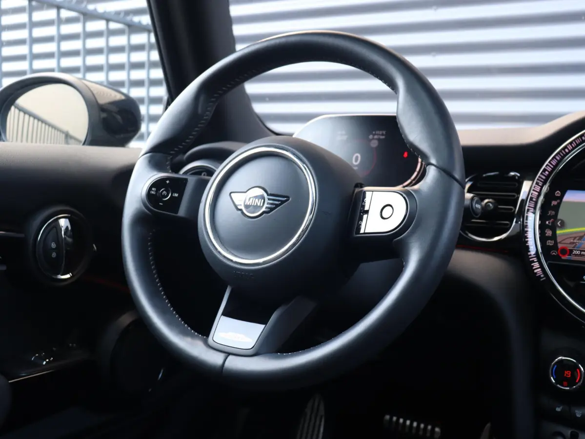 Cooper | Rockingham GT + John Cooper Works Pakket + Panodak + Sportstoelen + Apple Carplay + Adaptief Onderstel + Verwarmbare Voorstoelen + 18'' LMV