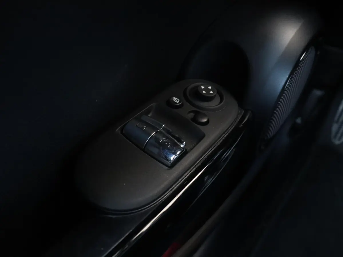 Cooper | Rockingham GT + John Cooper Works Pakket + Panodak + Sportstoelen + Apple Carplay + Adaptief Onderstel + Verwarmbare Voorstoelen + 18'' LMV