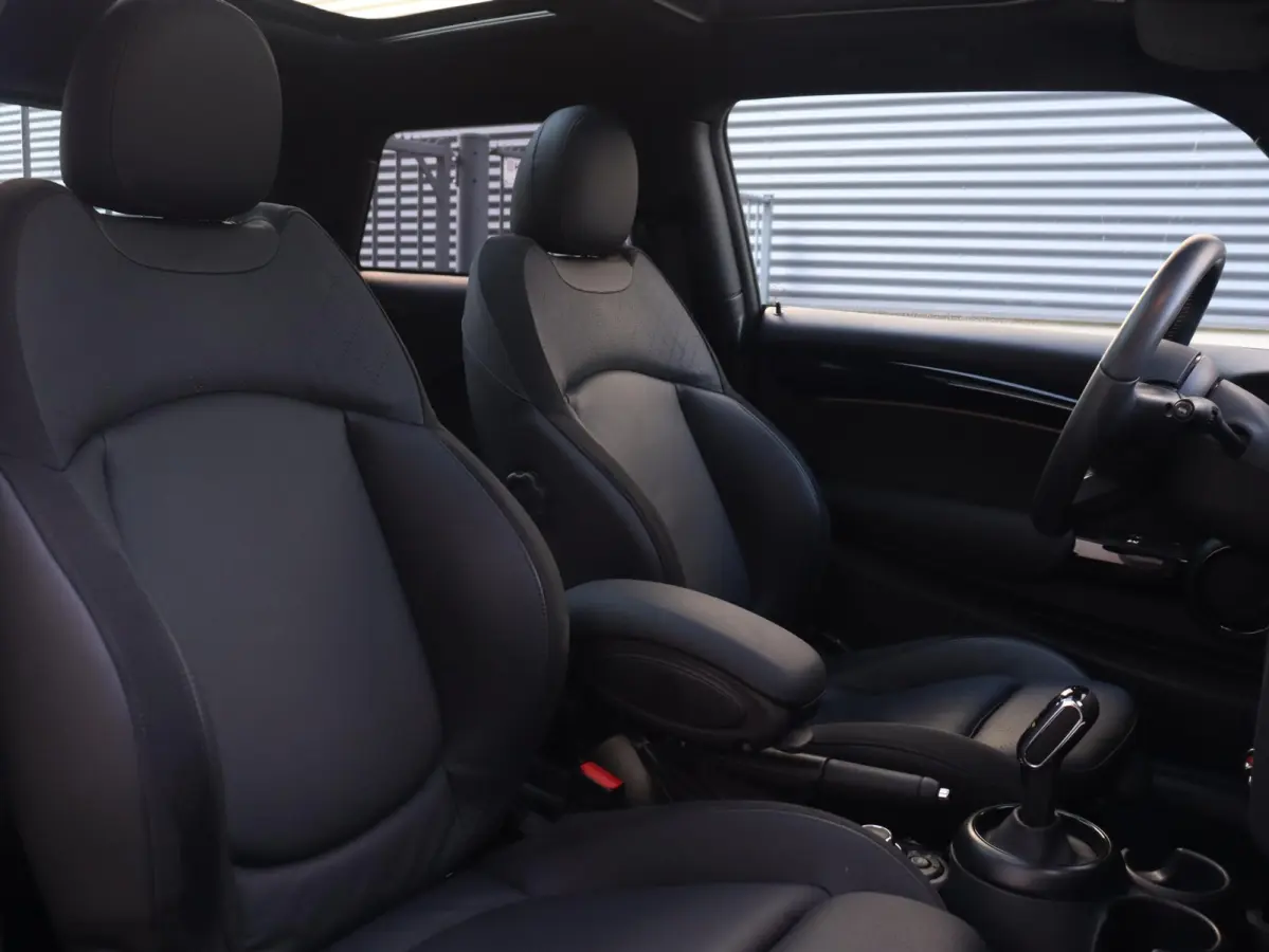 Cooper | Rockingham GT + John Cooper Works Pakket + Panodak + Sportstoelen + Apple Carplay + Adaptief Onderstel + Verwarmbare Voorstoelen + 18'' LMV