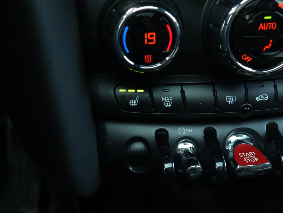 Cooper | Rockingham GT + John Cooper Works Pakket + Panodak + Sportstoelen + Apple Carplay + Adaptief Onderstel + Verwarmbare Voorstoelen + 18'' LMV