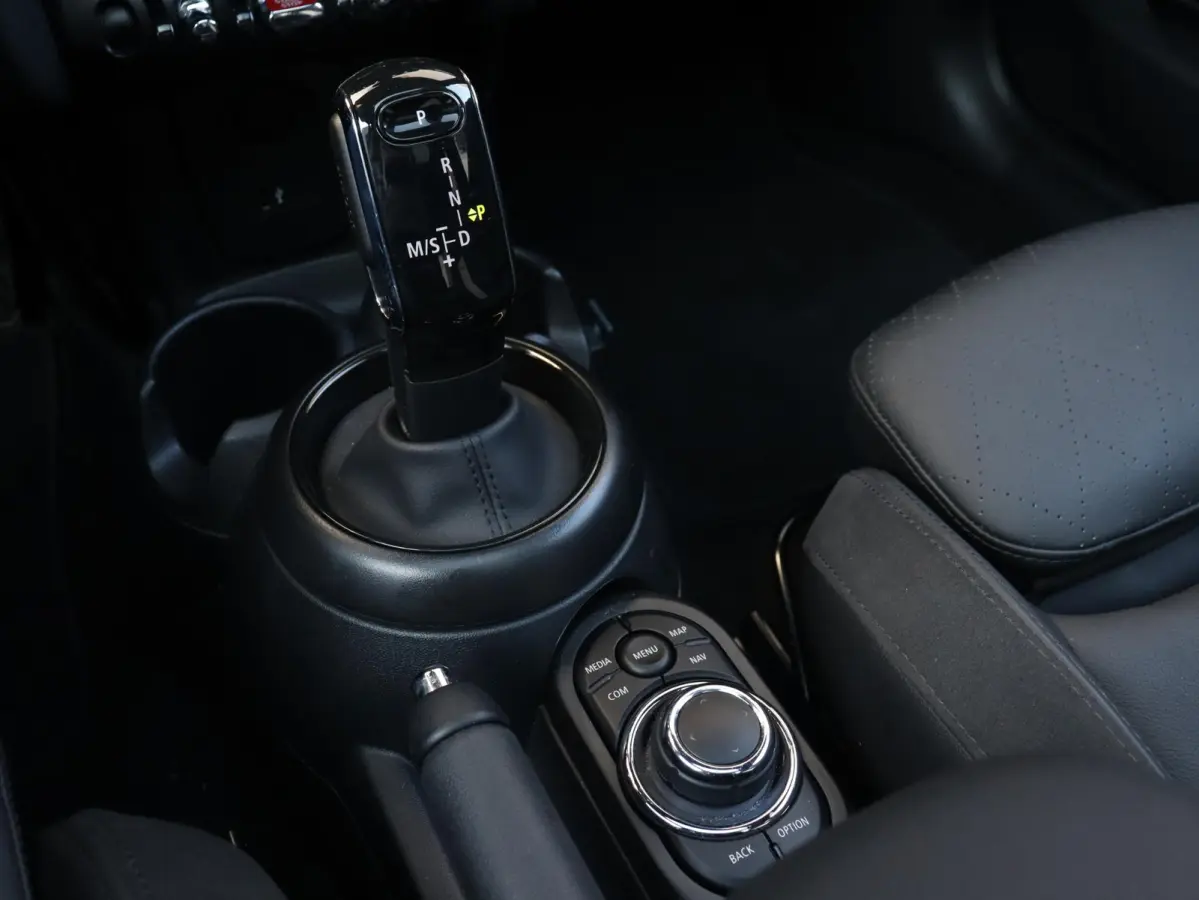Cooper | Rockingham GT + John Cooper Works Pakket + Panodak + Sportstoelen + Apple Carplay + Adaptief Onderstel + Verwarmbare Voorstoelen + 18'' LMV