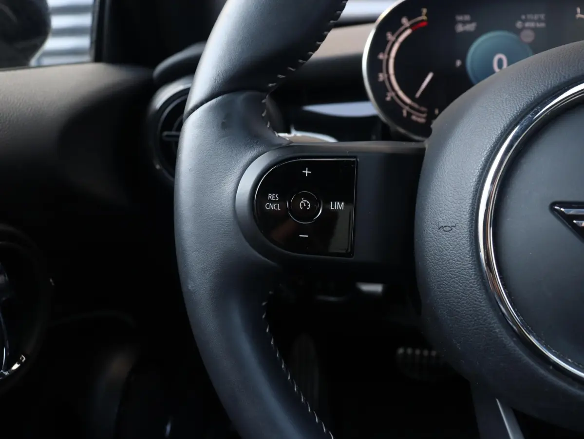 Cooper | Rockingham GT + John Cooper Works Pakket + Panodak + Sportstoelen + Apple Carplay + Adaptief Onderstel + Verwarmbare Voorstoelen + 18'' LMV