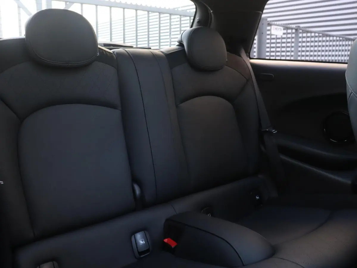 Cooper | Rockingham GT + John Cooper Works Pakket + Panodak + Sportstoelen + Apple Carplay + Adaptief Onderstel + Verwarmbare Voorstoelen + 18'' LMV