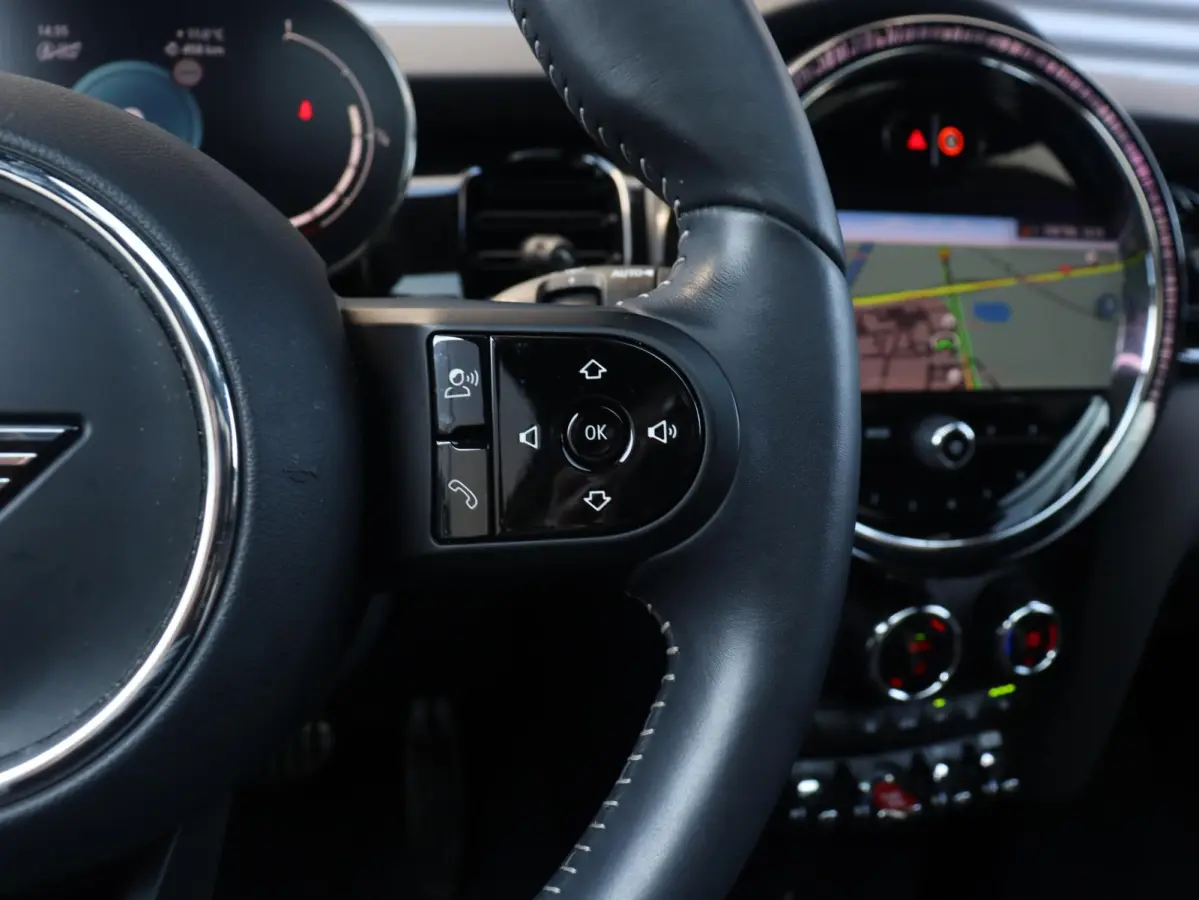 Cooper | Rockingham GT + John Cooper Works Pakket + Panodak + Sportstoelen + Apple Carplay + Adaptief Onderstel + Verwarmbare Voorstoelen + 18'' LMV