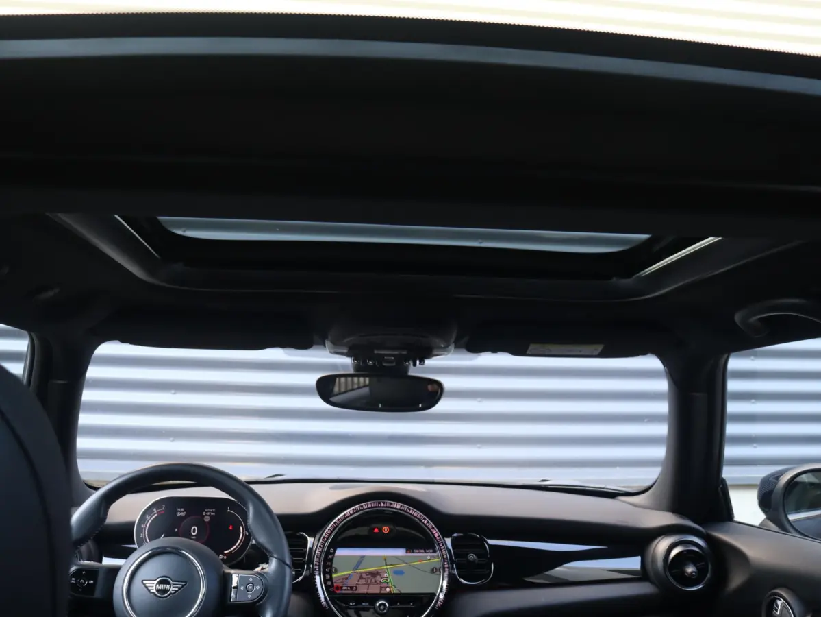Cooper | Rockingham GT + John Cooper Works Pakket + Panodak + Sportstoelen + Apple Carplay + Adaptief Onderstel + Verwarmbare Voorstoelen + 18'' LMV