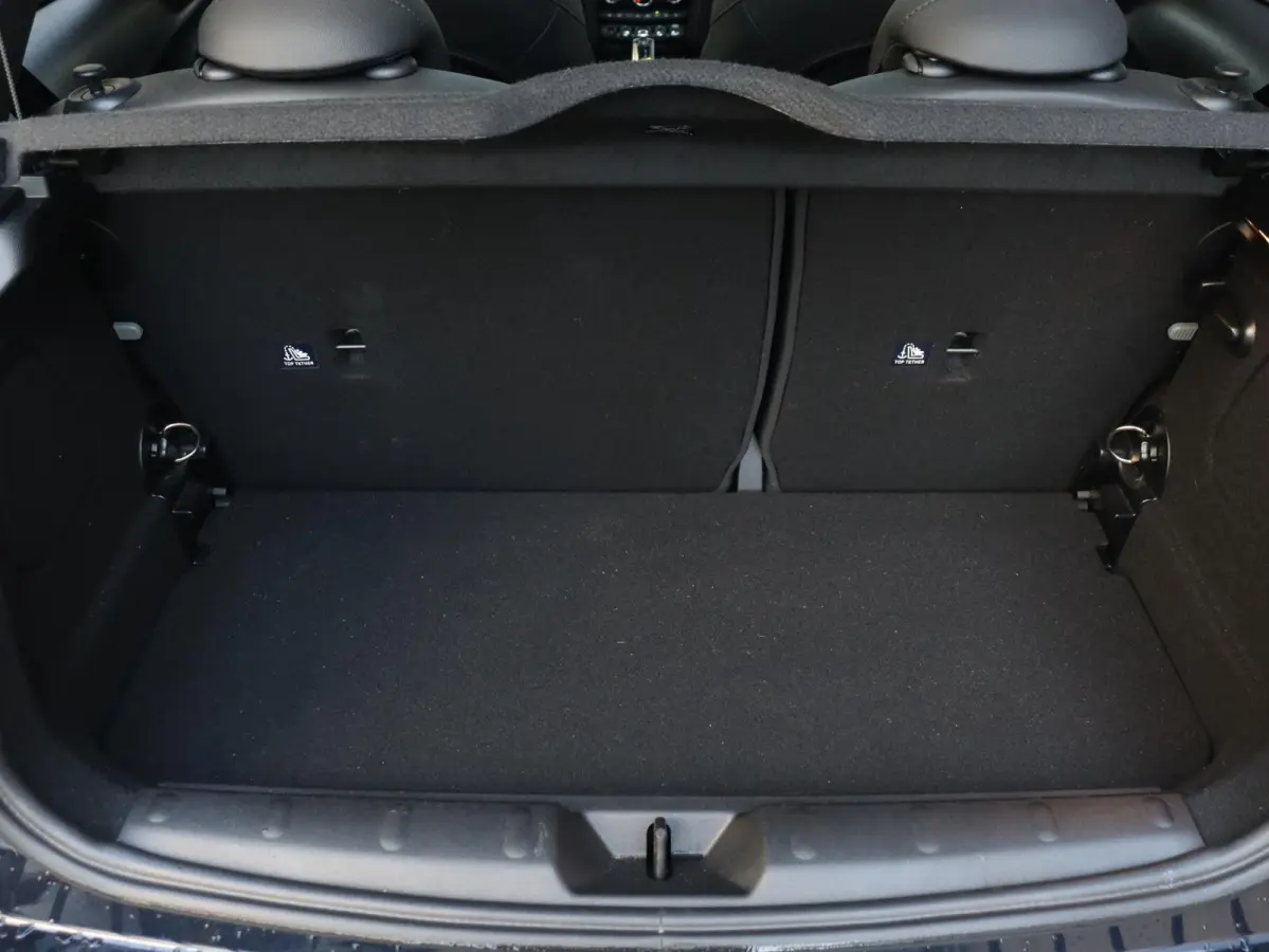 Cooper | Rockingham GT + John Cooper Works Pakket + Panodak + Sportstoelen + Apple Carplay + Adaptief Onderstel + Verwarmbare Voorstoelen + 18'' LMV