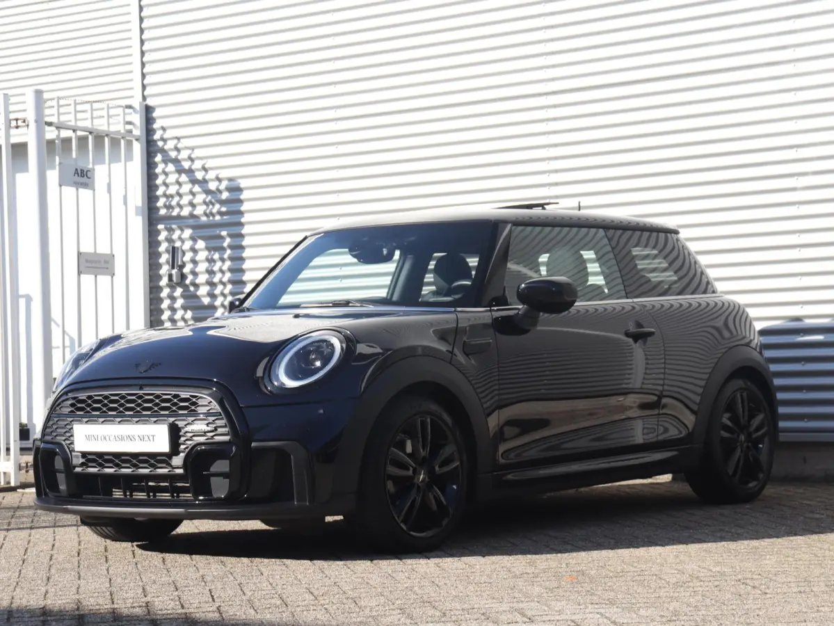 Cooper | Rockingham GT + John Cooper Works Pakket + Panodak + Sportstoelen + Apple Carplay + Adaptief Onderstel + Verwarmbare Voorstoelen + 18'' LMV