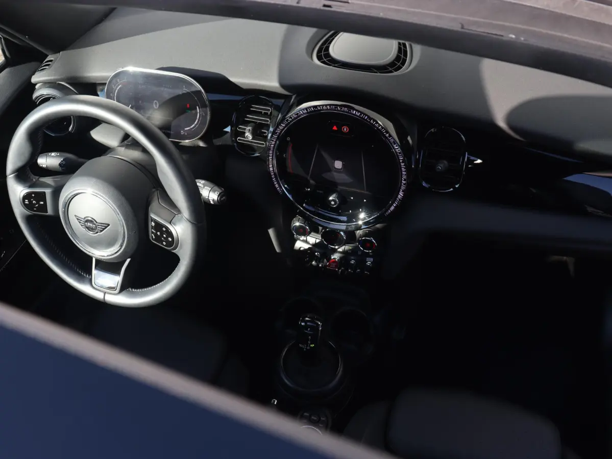 Cooper | Rockingham GT + John Cooper Works Pakket + Panodak + Sportstoelen + Apple Carplay + Adaptief Onderstel + Verwarmbare Voorstoelen + 18'' LMV