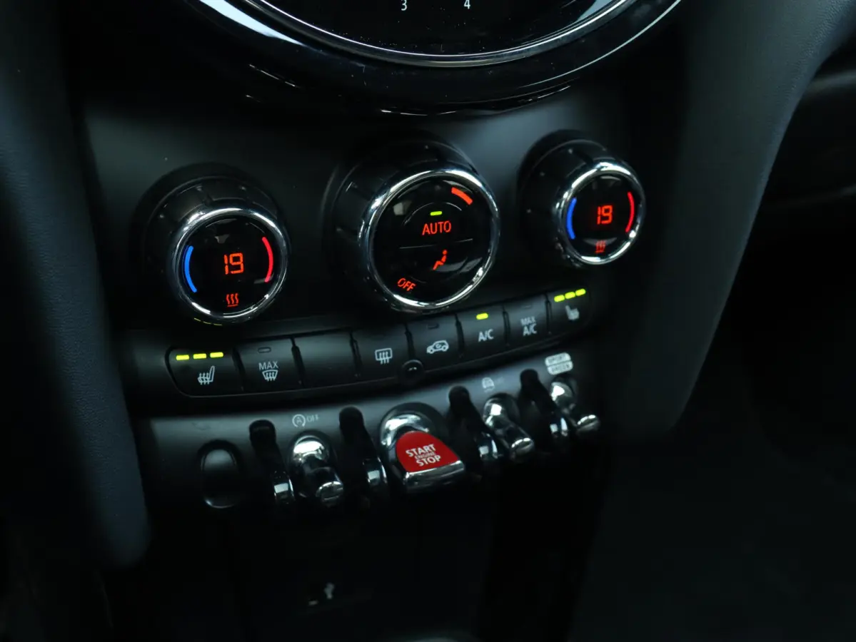 Cooper | Rockingham GT + John Cooper Works Pakket + Panodak + Sportstoelen + Apple Carplay + Adaptief Onderstel + Verwarmbare Voorstoelen + 18'' LMV