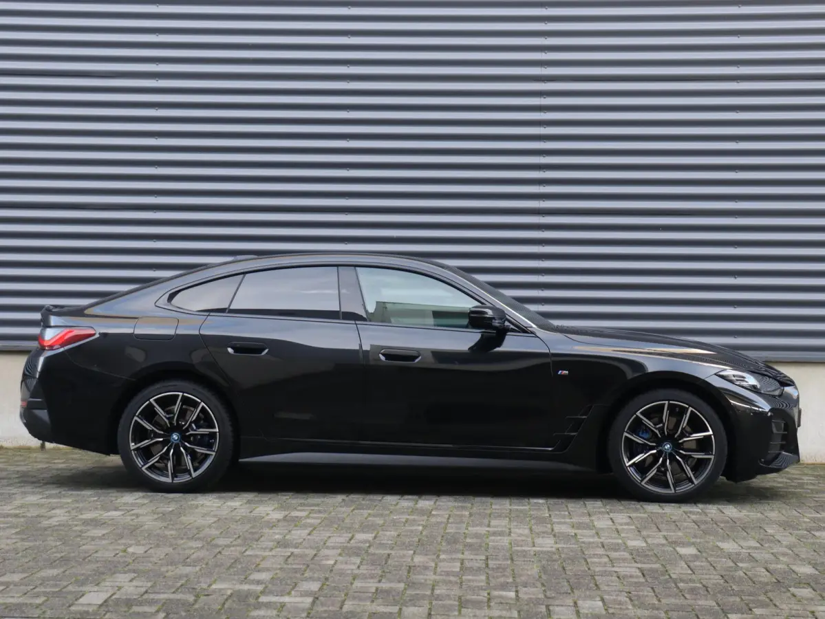 eDrive40 | M Sportpakket Pro | Trekhaak | Head-Up | Harman Kardon | Driving Assistant | Comfort Access | Adaptief M Onderstel | Stuurwiel Verwarmd | 19'' LMV