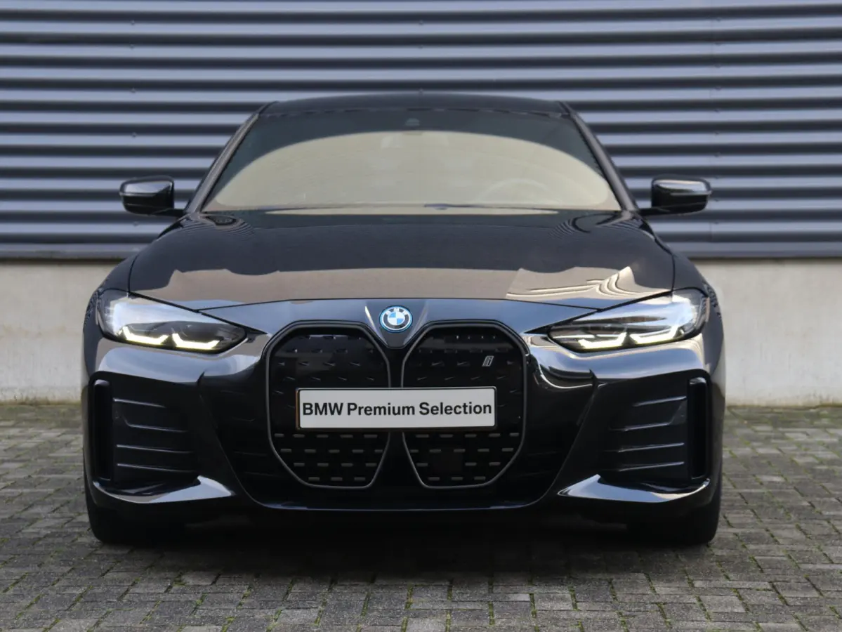 eDrive40 | M Sportpakket Pro | Trekhaak | Head-Up | Harman Kardon | Driving Assistant | Comfort Access | Adaptief M Onderstel | Stuurwiel Verwarmd | 19'' LMV