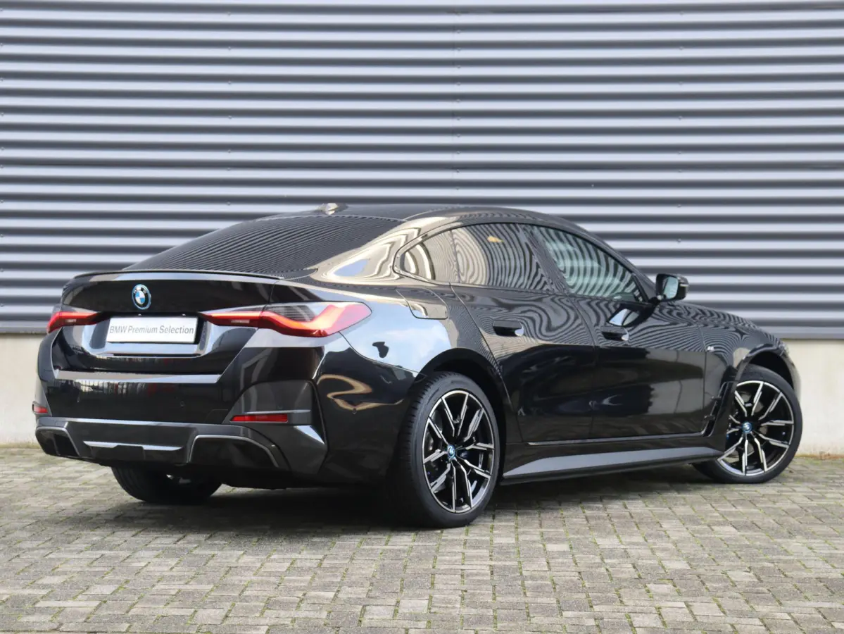 eDrive40 | M Sportpakket Pro | Trekhaak | Head-Up | Harman Kardon | Driving Assistant | Comfort Access | Adaptief M Onderstel | Stuurwiel Verwarmd | 19'' LMV
