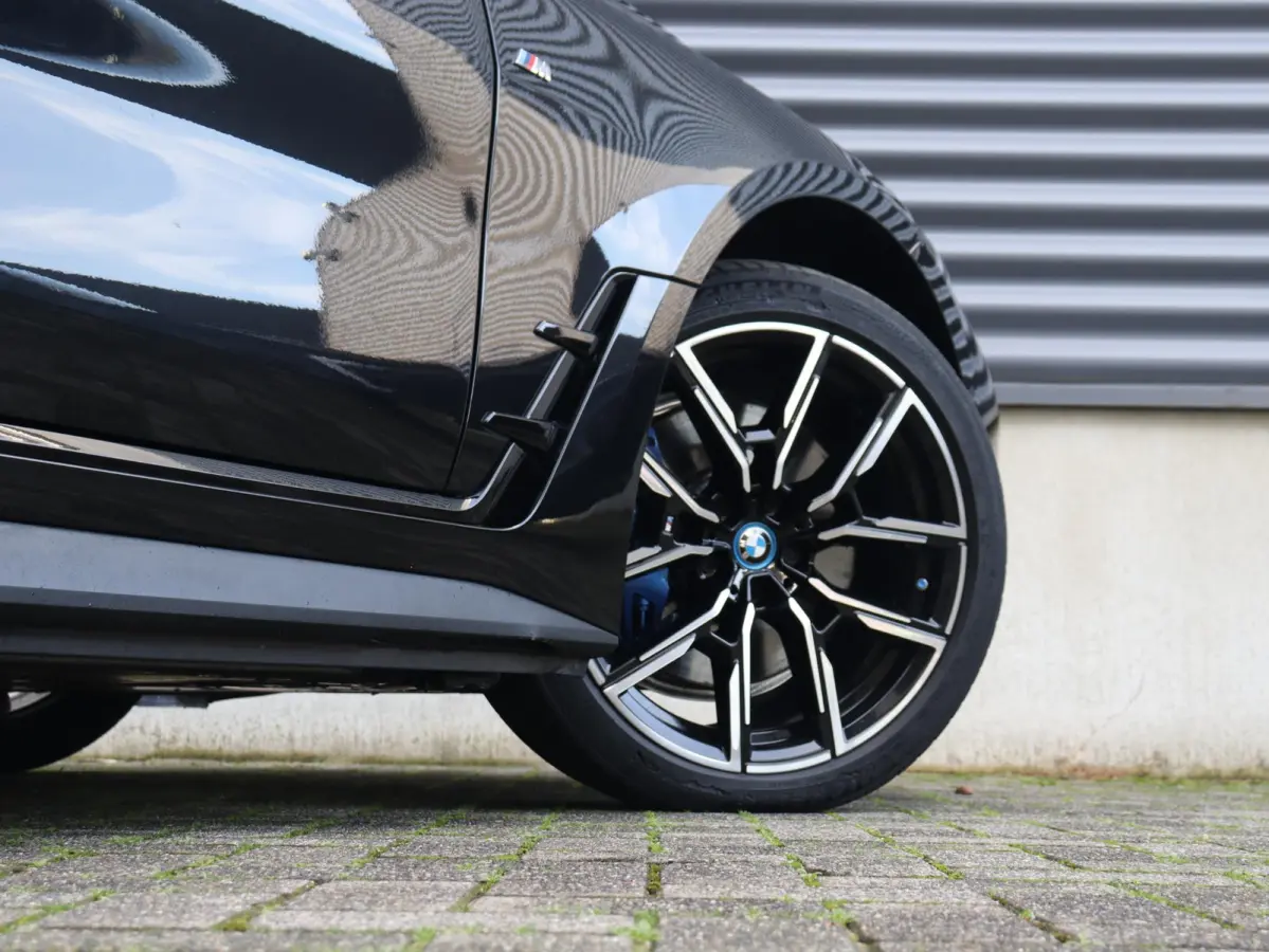 eDrive40 | M Sportpakket Pro | Trekhaak | Head-Up | Harman Kardon | Driving Assistant | Comfort Access | Adaptief M Onderstel | Stuurwiel Verwarmd | 19'' LMV