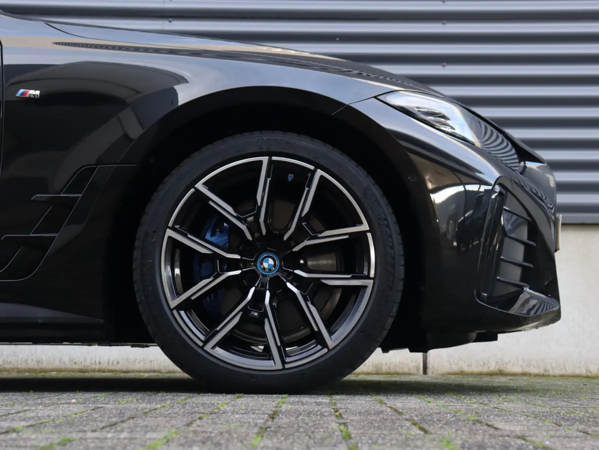 eDrive40 | M Sportpakket Pro | Trekhaak | Head-Up | Harman Kardon | Driving Assistant | Comfort Access | Adaptief M Onderstel | Stuurwiel Verwarmd | 19'' LMV