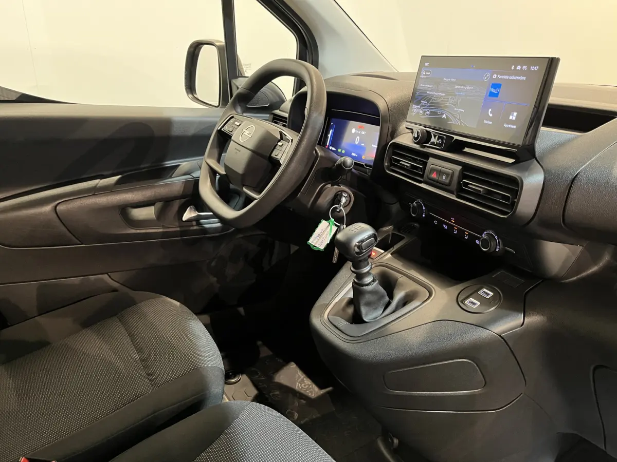 1.5 BlueHDi 100 S&S L2 / Euro 6 / Inrichting / Airco / CarPlay / Cruise Control / Camera / Navigatie / 3-Zits / 23.000 KM !!