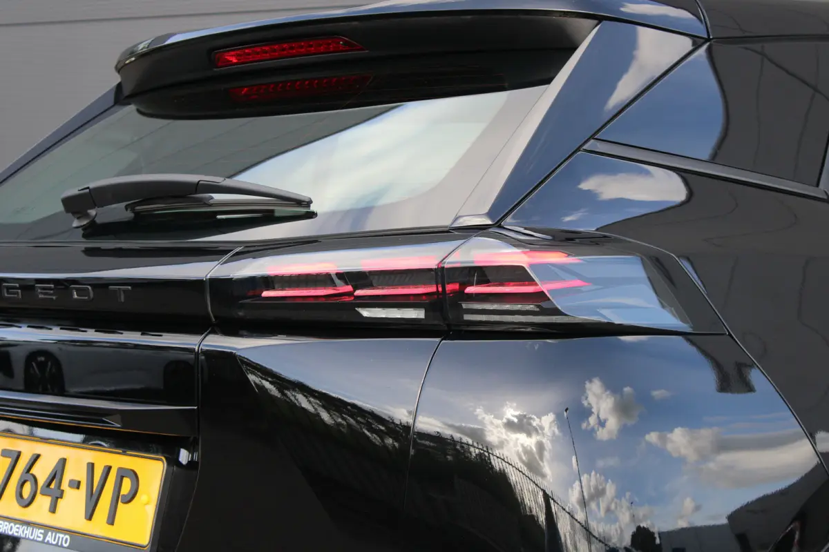 1.2 PureTech 100pk Active | Navigatie | Camera | Trekhaak | Nieuw model | Apple carplay | NL auto | 1e Eigenaar |