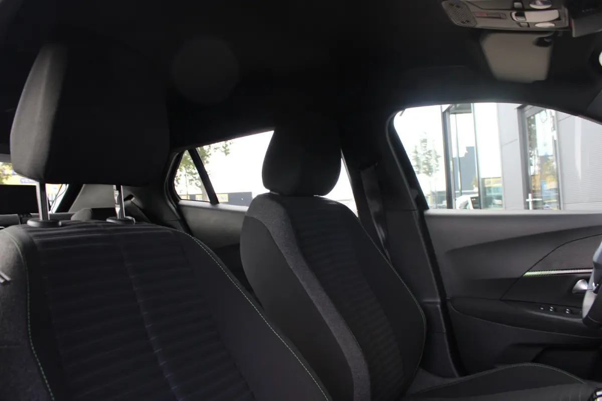 1.2 PureTech 100pk Active | Navigatie | Camera | Trekhaak | Nieuw model | Apple carplay | NL auto | 1e Eigenaar |