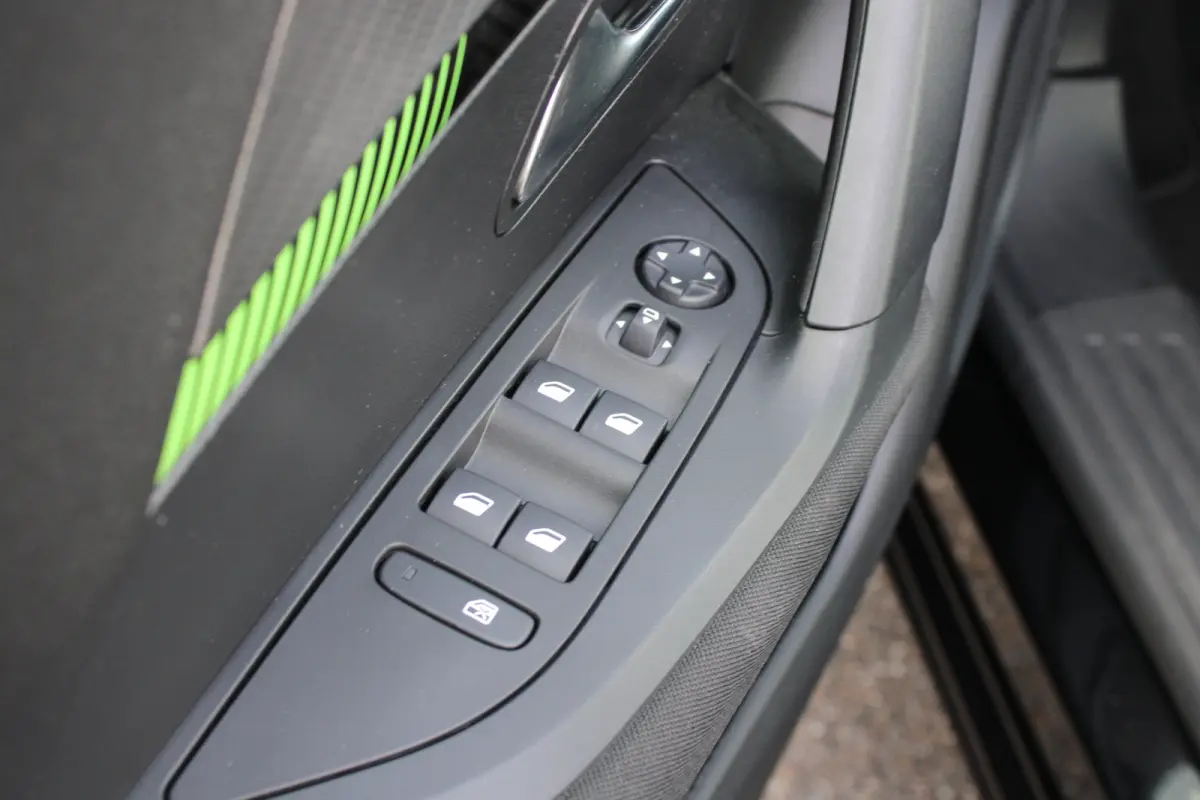 1.2 PureTech 100pk Active | Navigatie | Camera | Trekhaak | Nieuw model | Apple carplay | NL auto | 1e Eigenaar |