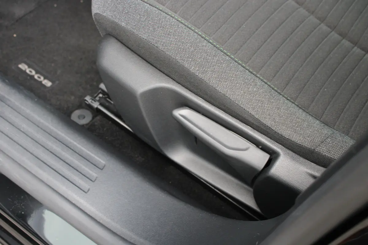 1.2 PureTech 100pk Active | Navigatie | Camera | Trekhaak | Nieuw model | Apple carplay | NL auto | 1e Eigenaar |