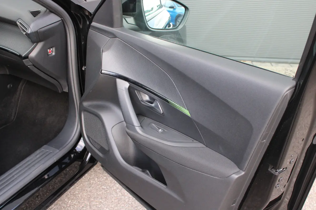 1.2 PureTech 100pk Active | Navigatie | Camera | Trekhaak | Nieuw model | Apple carplay | NL auto | 1e Eigenaar |