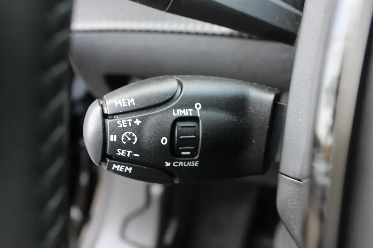 1.2 PureTech 100pk Active | Navigatie | Camera | Trekhaak | Nieuw model | Apple carplay | NL auto | 1e Eigenaar |