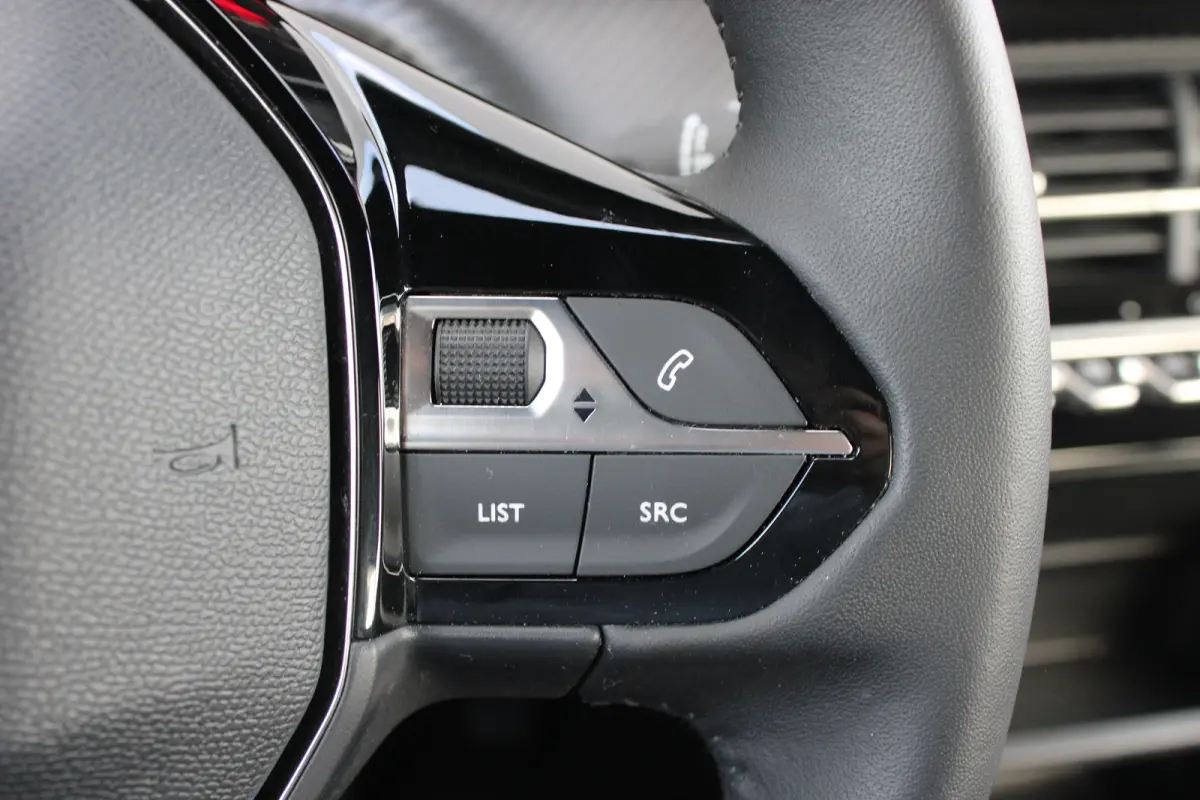 1.2 PureTech 100pk Active | Navigatie | Camera | Trekhaak | Nieuw model | Apple carplay | NL auto | 1e Eigenaar |