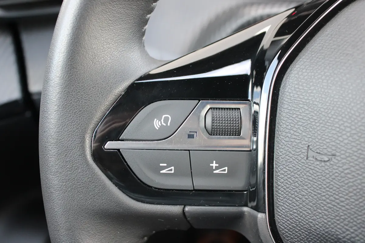 1.2 PureTech 100pk Active | Navigatie | Camera | Trekhaak | Nieuw model | Apple carplay | NL auto | 1e Eigenaar |