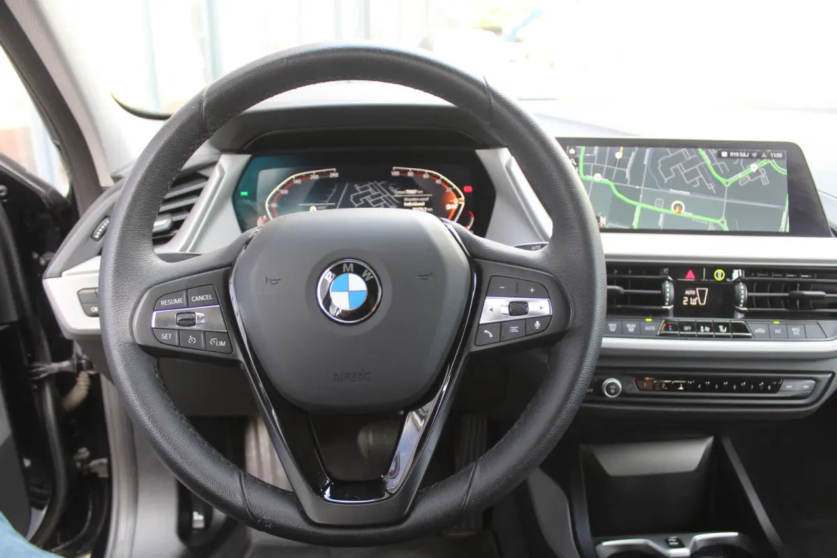 118i l Cruise control l PDC l Navi l DAB l Apple Carplay/ Android Auto
