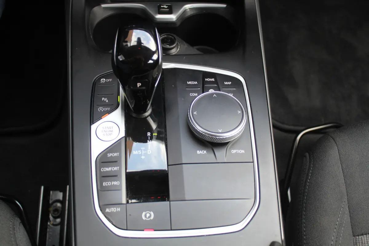118i l Cruise control l PDC l Navi l DAB l Apple Carplay/ Android Auto