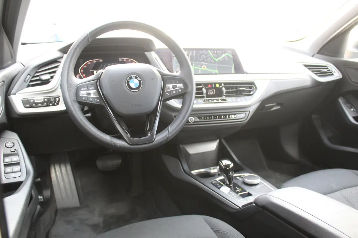 118i l Cruise control l PDC l Navi l DAB l Apple Carplay/ Android Auto