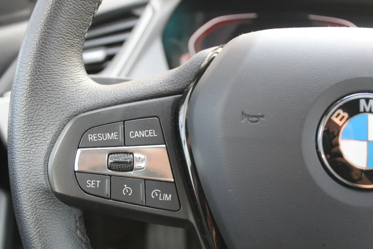 118i l Cruise control l PDC l Navi l DAB l Apple Carplay/ Android Auto