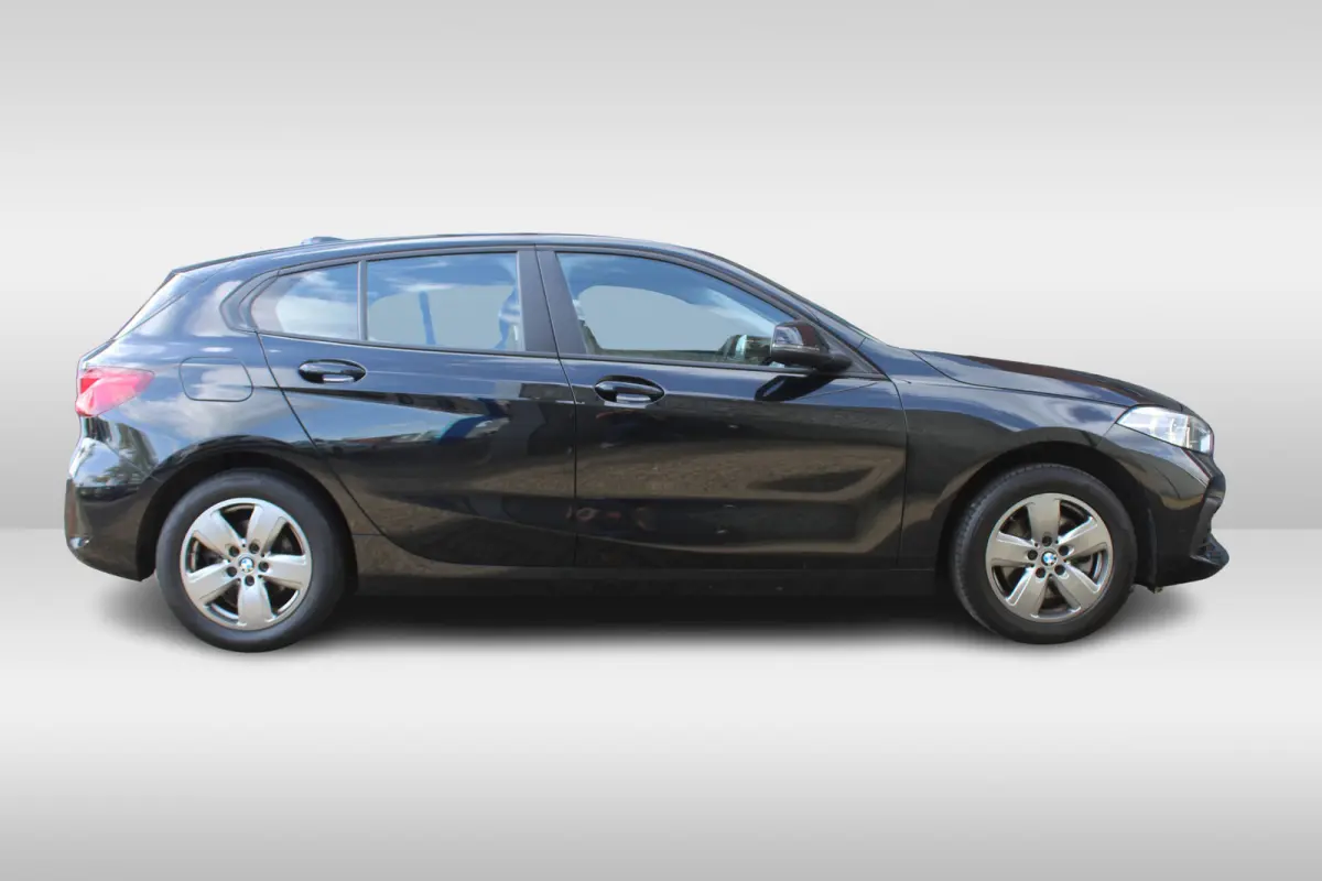 118i l Cruise control l PDC l Navi l DAB l Apple Carplay/ Android Auto