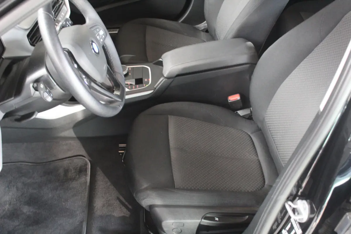 118i l Cruise control l PDC l Navi l DAB l Apple Carplay/ Android Auto