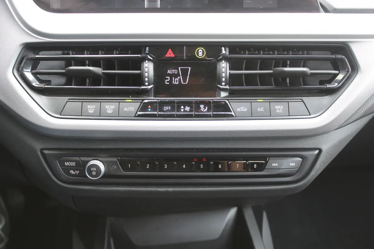 118i l Cruise control l PDC l Navi l DAB l Apple Carplay/ Android Auto