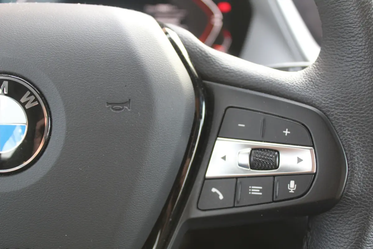 118i l Cruise control l PDC l Navi l DAB l Apple Carplay/ Android Auto