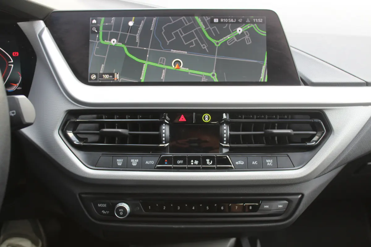 118i l Cruise control l PDC l Navi l DAB l Apple Carplay/ Android Auto