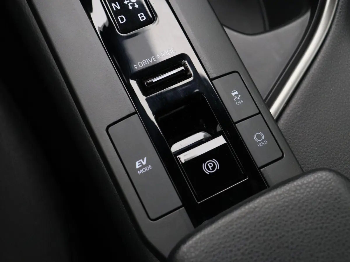 1.8 Hybrid 140 Active | Stoel- en stuurwielverwarming | Voorruitverwarming | Achteruitrijcamera | Dodehoek |