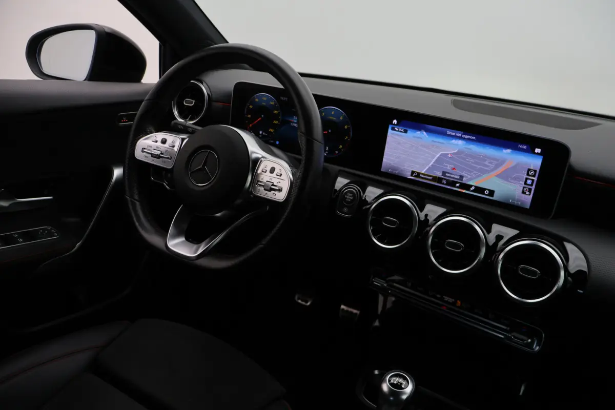 160 Business Solution AMG Virtual Cockpit, Camera, Cruise, Stoelverwarming, Apple Carplay, PDC, Trekhaak, 18''