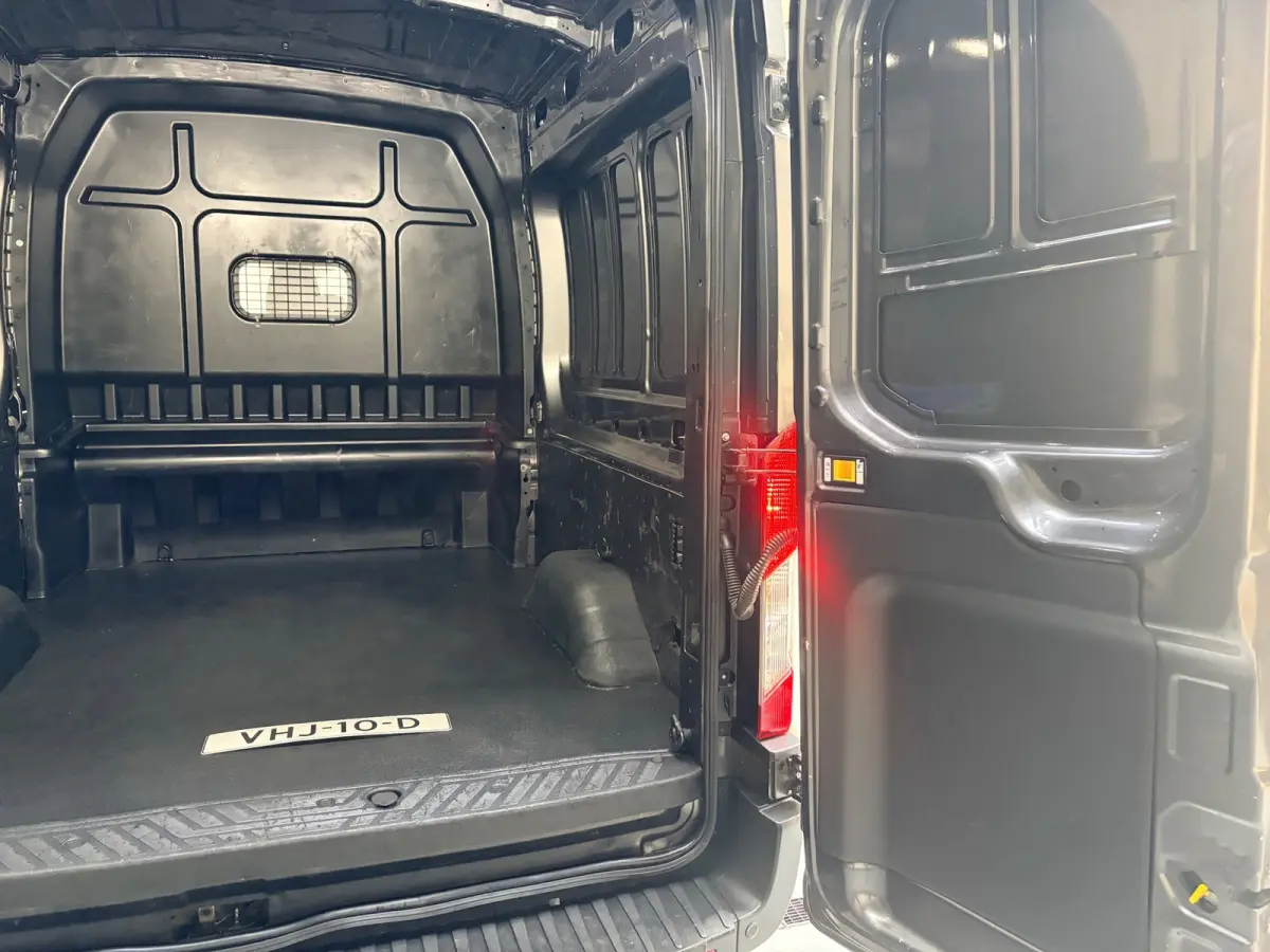 Dubbel Cabine 350 2.0 TDCI 170PK euro6 L3H2 Trend RWD, 6Persoons, Airco, Trekhaak 2800KG, Metallic lak, Nieuwe APK