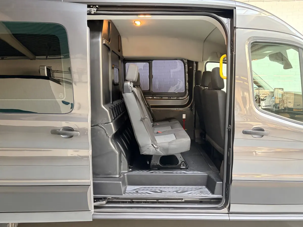 Dubbel Cabine 350 2.0 TDCI 170PK euro6 L3H2 Trend RWD, 6Persoons, Airco, Trekhaak 2800KG, Metallic lak, Nieuwe APK