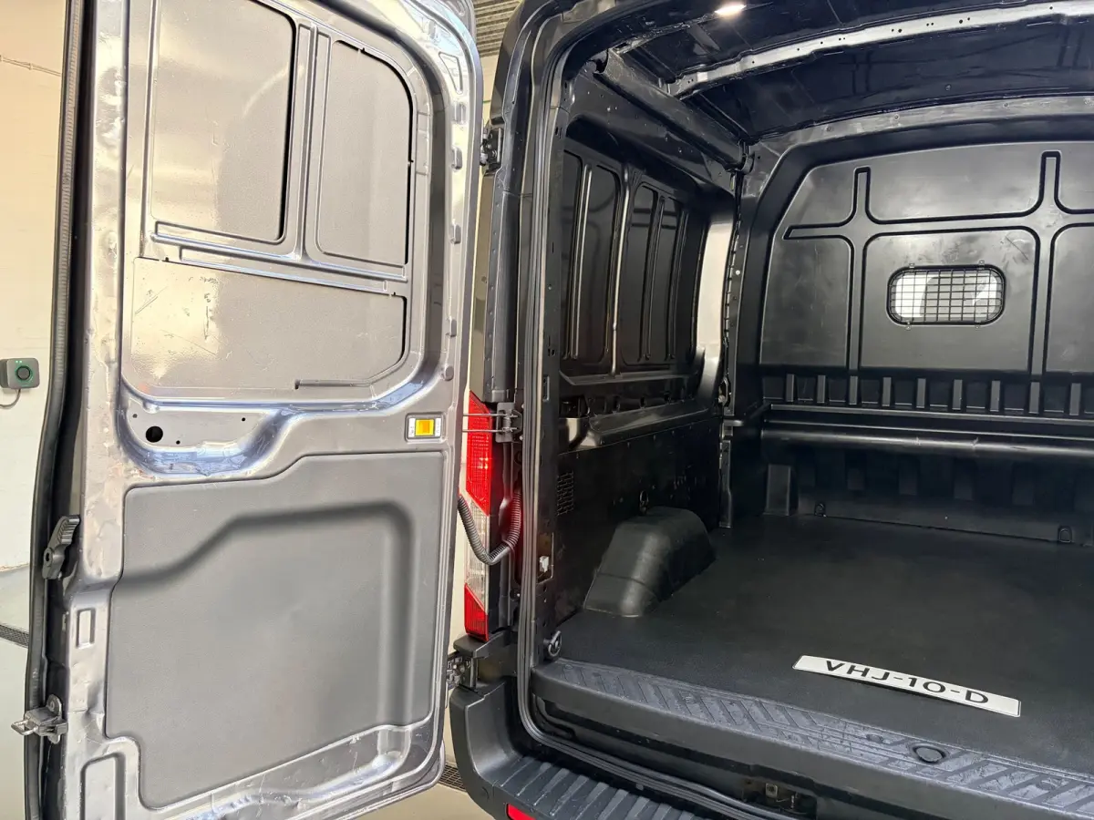 Dubbel Cabine 350 2.0 TDCI 170PK euro6 L3H2 Trend RWD, 6Persoons, Airco, Trekhaak 2800KG, Metallic lak, Nieuwe APK