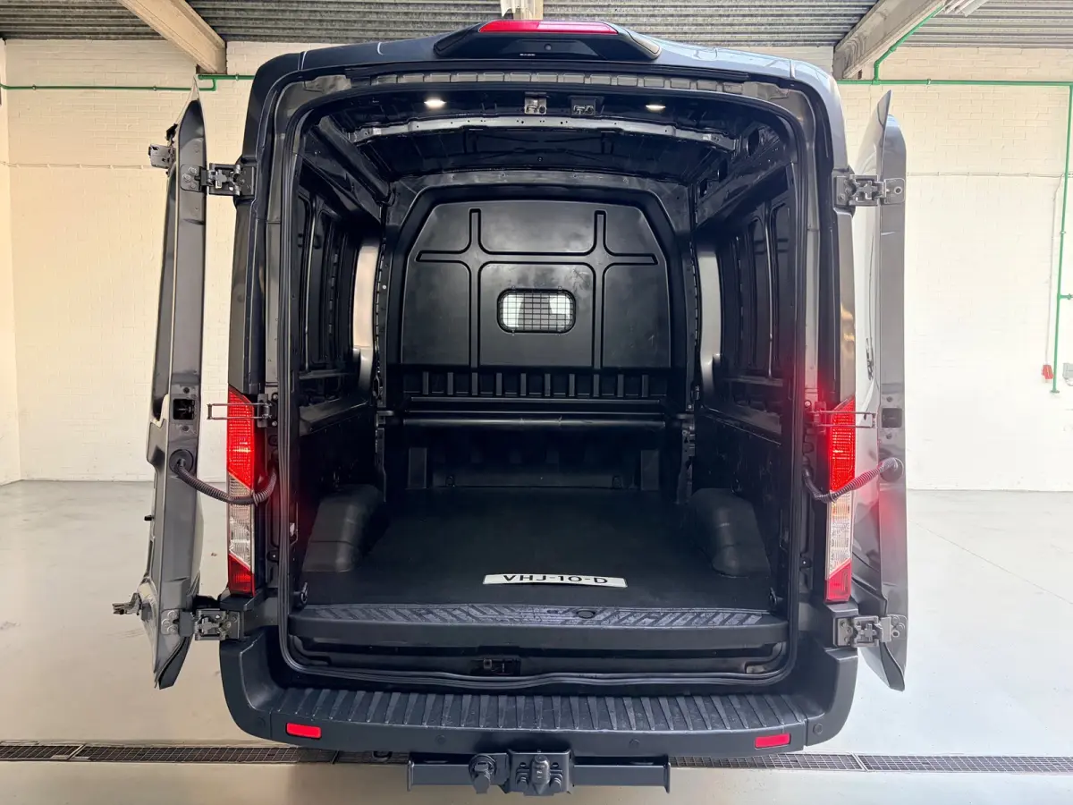 Dubbel Cabine 350 2.0 TDCI 170PK euro6 L3H2 Trend RWD, 6Persoons, Airco, Trekhaak 2800KG, Metallic lak, Nieuwe APK
