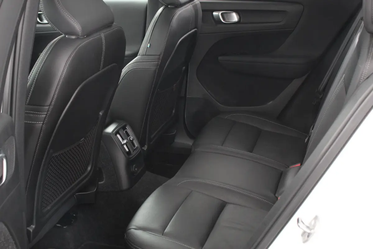 1.5 T5 R-Design Panoramisch dak Navigatie Apple Carplay/Android Auto Parkeersensoren Camera Adaptive Cruise Control Elektrische bestuurdersstoel met geheugen Stoelverwarming LED-koplampen In
