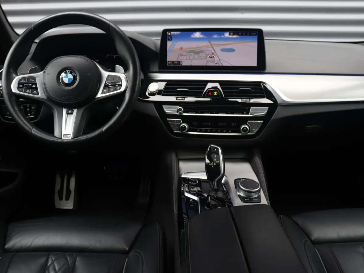 530i | M Sportpakket | Panodak | Trekhaak | Head-Up | Harman Kardon | Driving Assistant Prof. | Comfort Access | Parking Assistant Plus | 20'' LMV